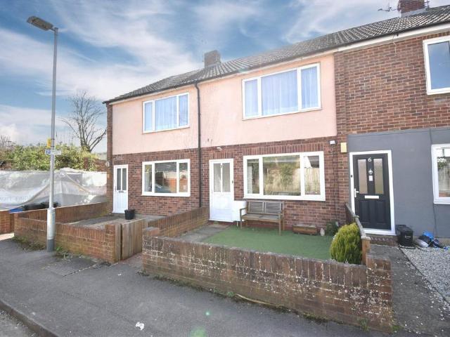 Flat for sale in Emmbrook, Wokingham