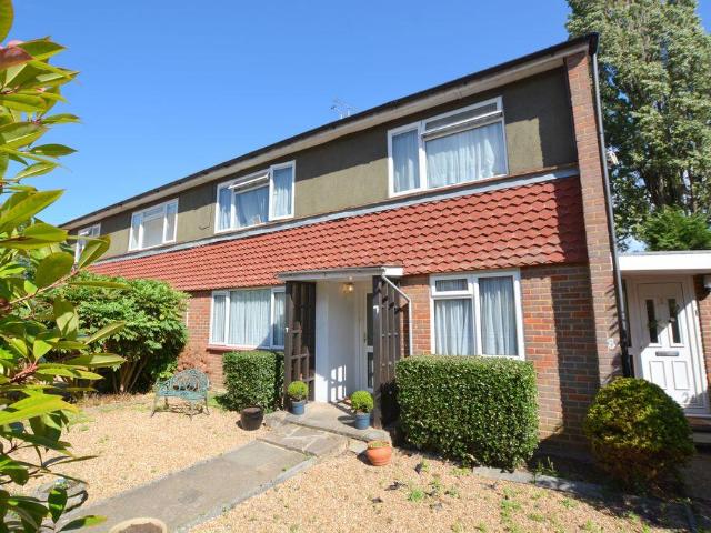 Flat for sale in Hatch End, Greater London