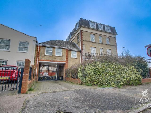 Flat for sale in Dale Hill, Essex