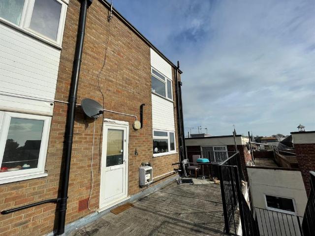 Flat for sale in Dale Hill, Essex