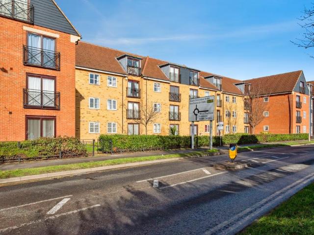 Flat for sale in South Ockendon, Essex