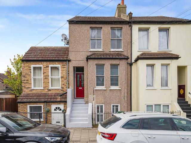 Flat for sale in Widmore, Greater London