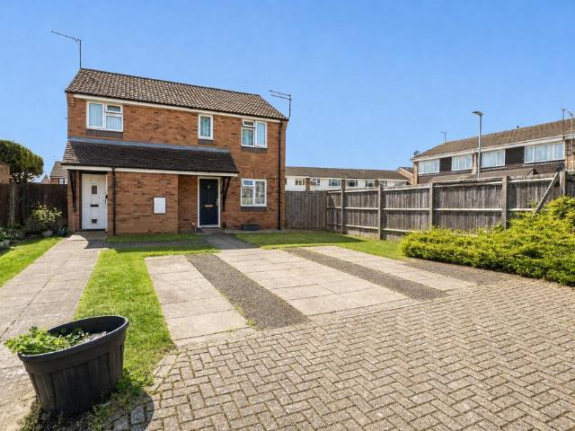 Flat for sale in The Cedars Estate, Batchworth