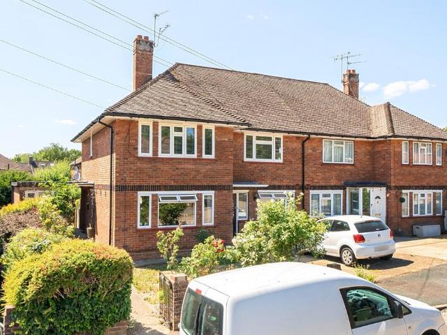 Flat for sale in The Wells, Surrey