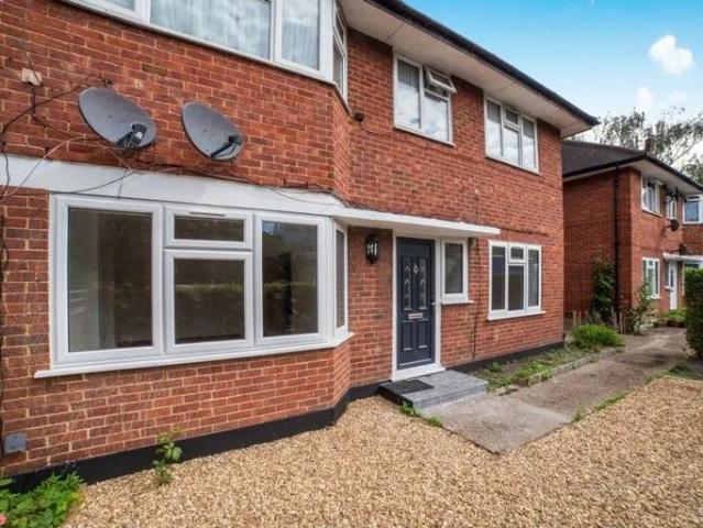 Flat for sale in London Borough of Merton, Collier's Wood