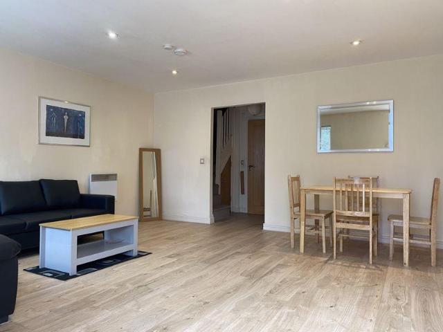Flat for sale in Maryland, Greater London