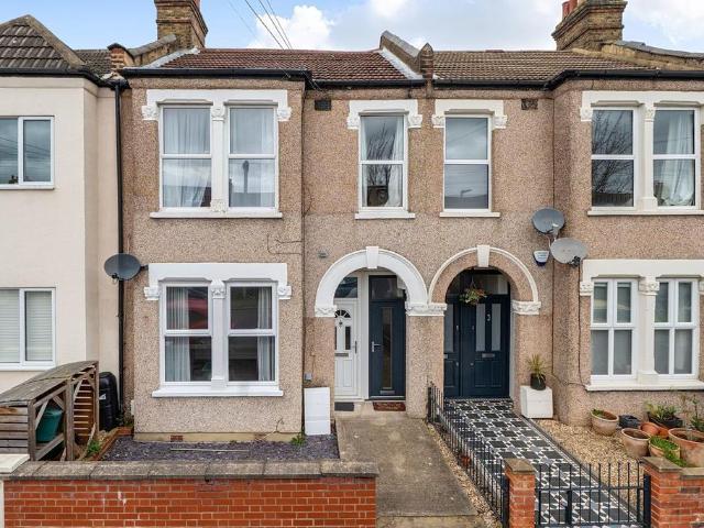 Flat for sale in Penge, Greater London