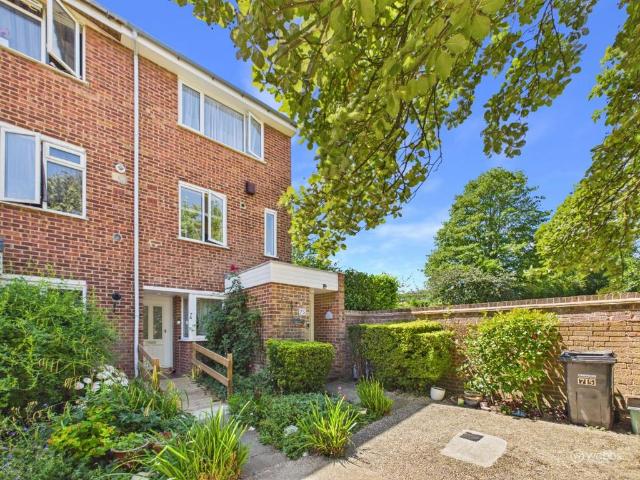 Flat for sale in London Borough of Croydon, Forestdale