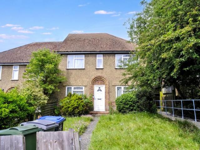 Flat for sale in Kingsbury, Greater London