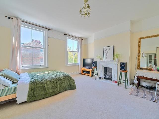Flat for sale in Nunhead, Greater London