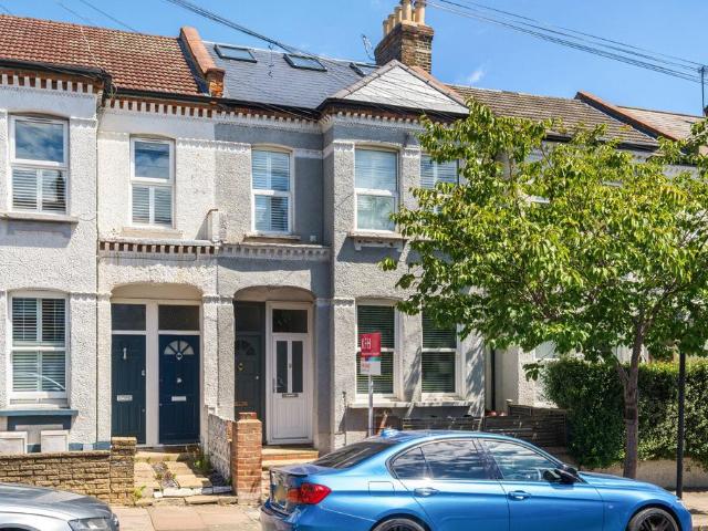 Flat for sale in Furzedown, Greater London