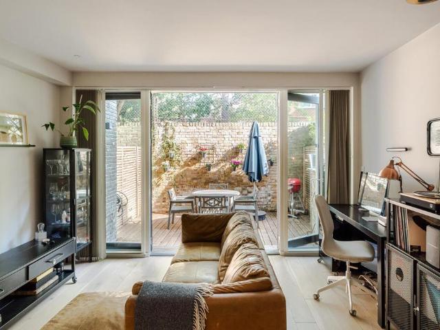 Flat for sale in London Borough of Wandsworth, Greater London