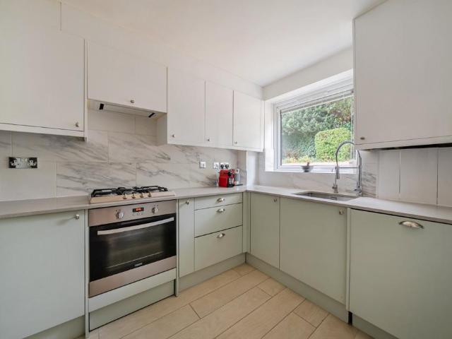 Flat for sale in London Borough of Merton, Raynes Park