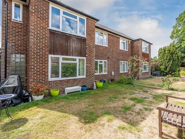 Flat for sale in Pachesham Park, Surrey