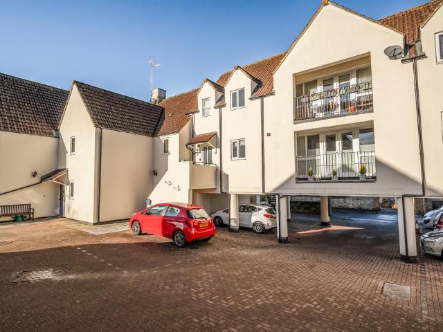 Flat for sale in Purton, Wiltshire