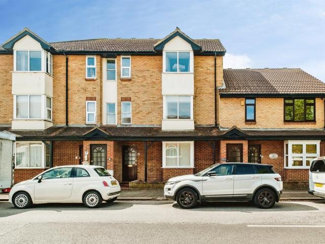 Flat for sale in Fishersgate, West Sussex