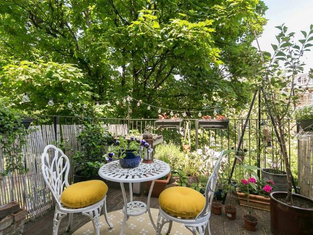 Flat for sale in Highbury, Greater London