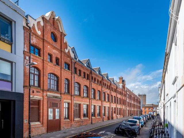 Flat for sale in Round Hill, Brighton & Hove