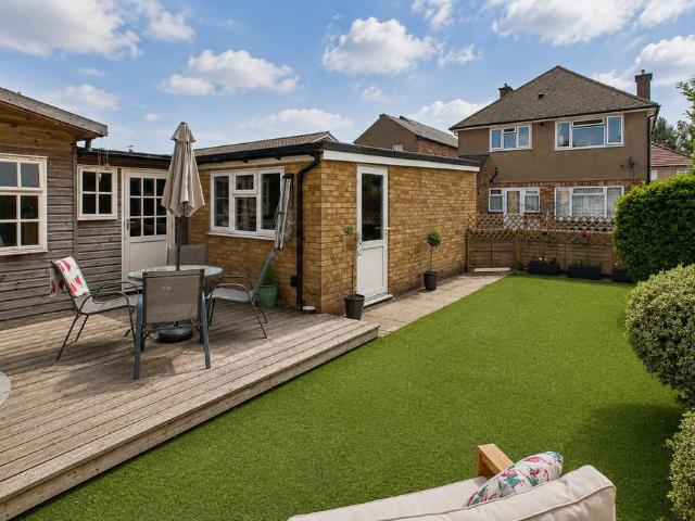 Flat for sale in Leavesden, Three Rivers