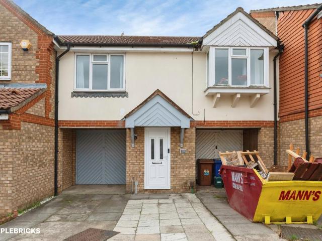 Flat for sale in Aveley, Essex