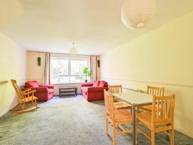 Flat for sale in Bromley-by-Bow, Bow
