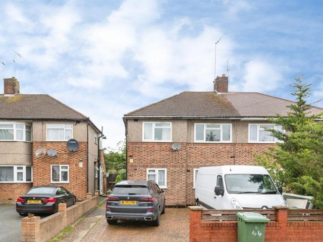 Flat for sale in Wealdstone, Greater London