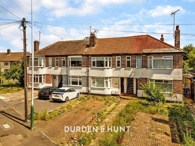 Flat for sale in Gidea Park, Greater London