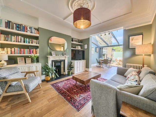 Flat for sale in Streatham Hill, Greater London