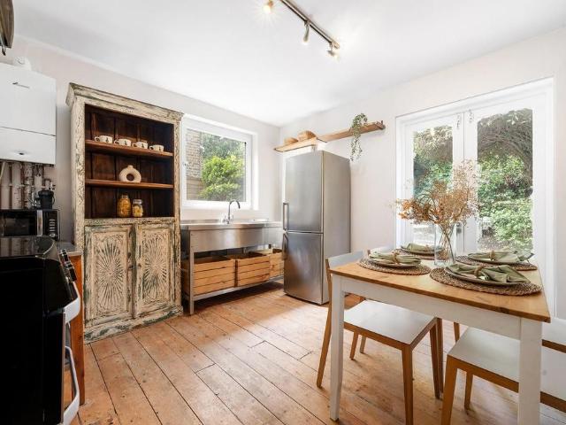 Flat for sale in Stockwell, Greater London