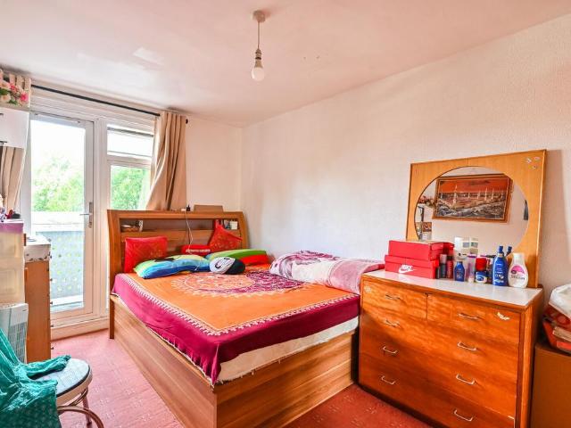 Flat for sale in Bromley-by-Bow, Poplar Grove