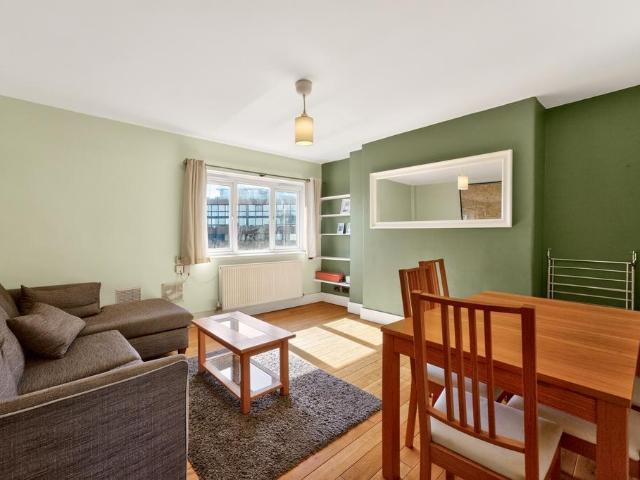 Flat for sale in Islington, Greater London