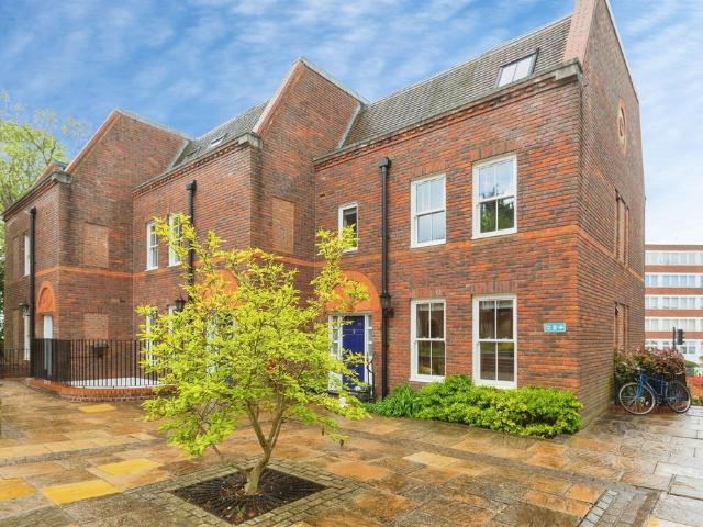Flat for sale in Southcourt, Aylesbury