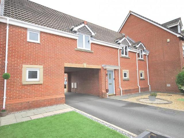 Flat for sale in Westhoughton, Lee Bank