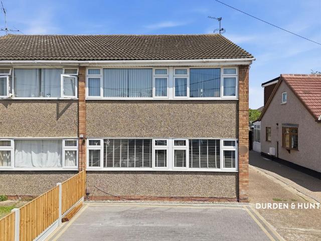 Flat for sale in Rainham, Greater London