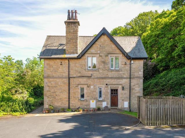 Flat for sale in Weetwood, West Yorkshire