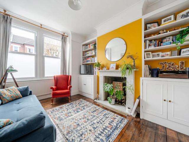 Flat for sale in Furzedown, Greater London