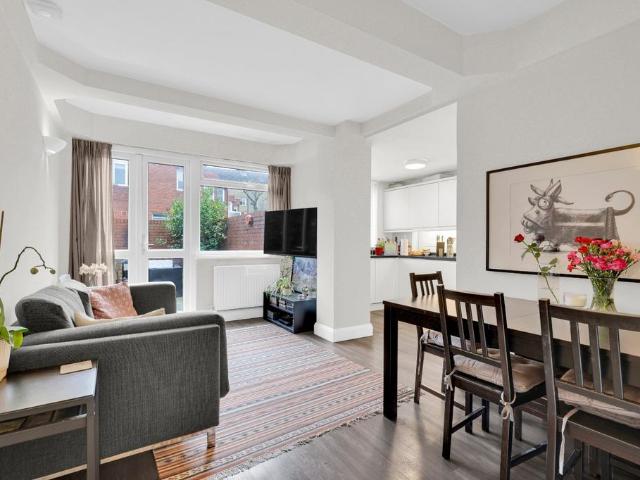 Flat for sale in Wandsworth, Greater London