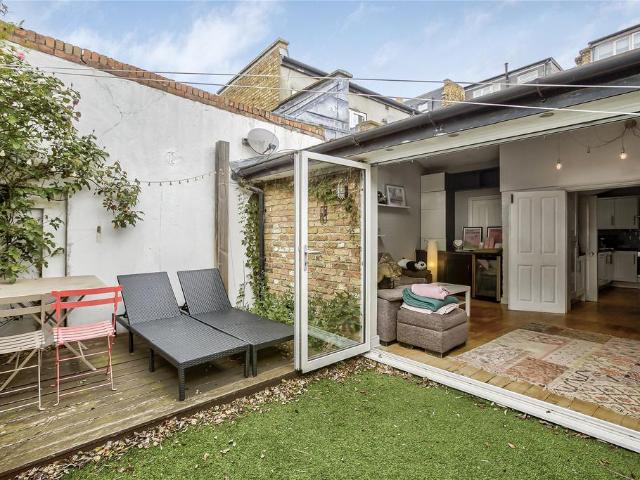 Flat for sale in Balham, Greater London