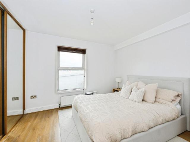 Flat for sale in Red Hill, Surrey