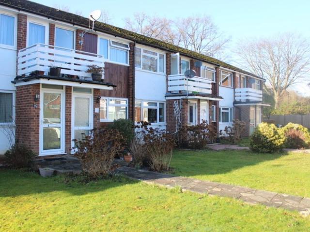 Flat for sale in Harrow Weald, Greater London