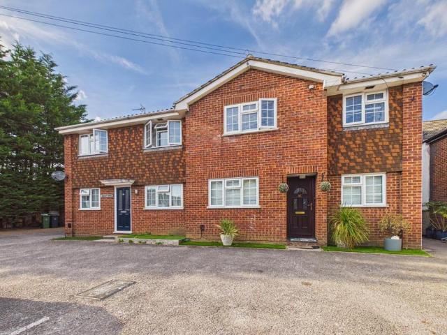 Flat for sale in Heol-las, Surrey
