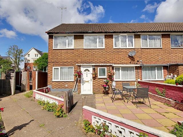 Flat for sale in Ponders End, Greater London