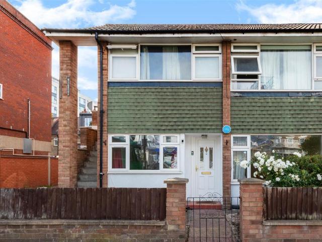 Flat for sale in London Borough of Merton, South Wimbledon