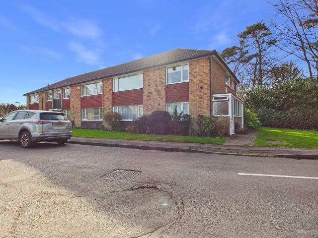 Flat for sale in Caterham on the Hill, Hillview