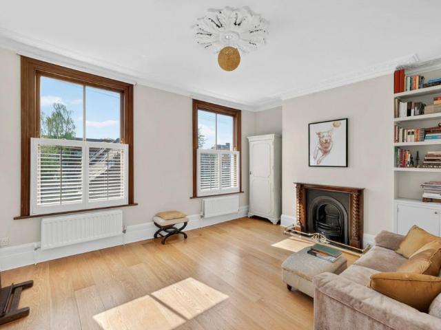 Flat for sale in Barnsbury, Greater London