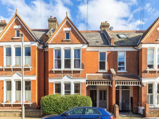 Flat for sale in Balham, Greater London