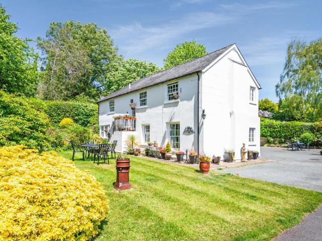 Flat for sale in Oxted, Hillview