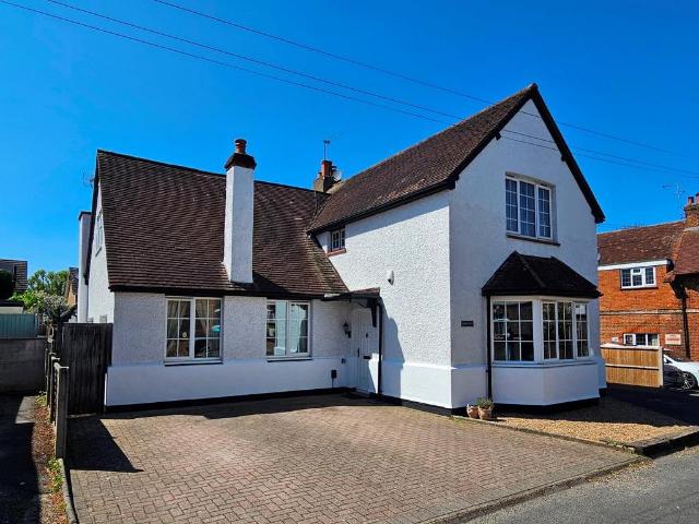 Flat for sale in Pachesham Park, Surrey