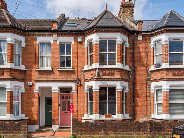 Flat for sale in London Borough of Hounslow, Greater London