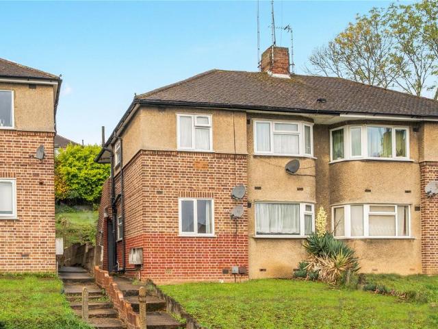 Flat for sale in Oakleigh Park, Greater London